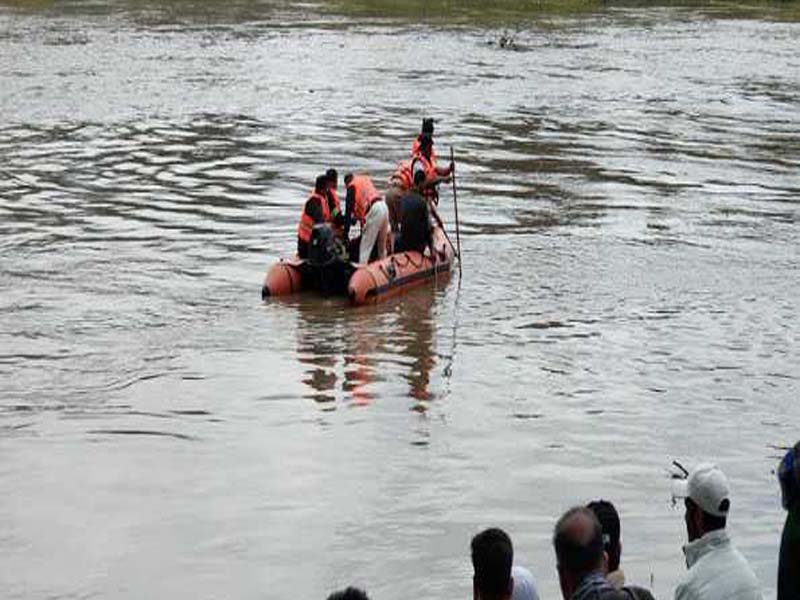 A number of lawmakers from Kashmir cancel their campaign after the Srinagar boat capsize.