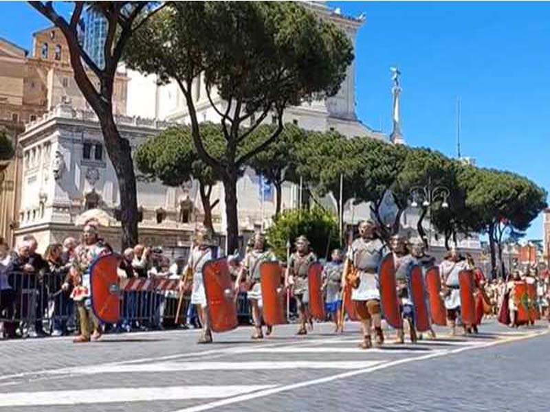 Rome has a grand parade to commemorate its 2,777th birthday.