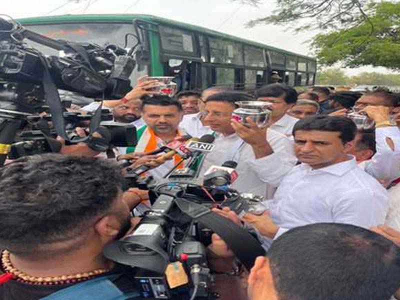 Cong starts protests with empty pots in advance of PM Modi’s visit to Karnataka.