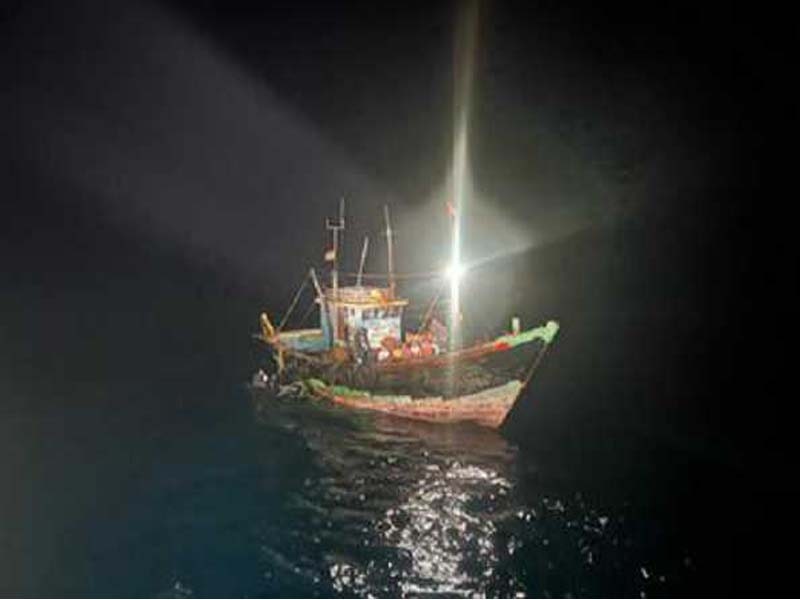 Off the coast of Maharashtra, the ICG seizes cash that was not allowed on an Indian boat.