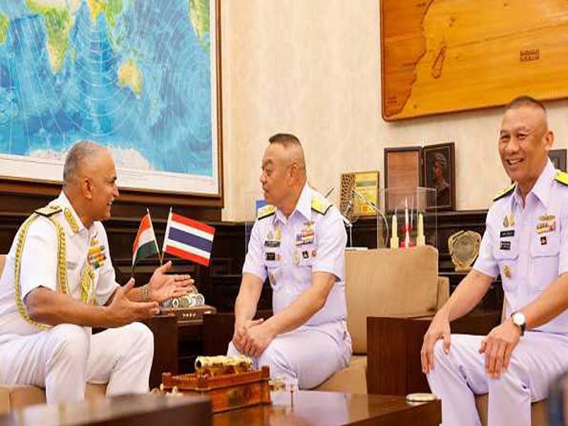 Chiefs of the Thai and Indian Navy confer on matters of mutual assistance in the maritime area.