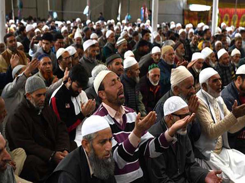 Authorities place Mirwaiz under home arrest and forbid Friday prayers at Jamia.
