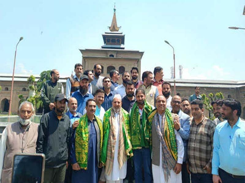 Bukhari visits the old city’s famous Jamia mosque, becoming the first prominent figure to do there since the 1990s.
