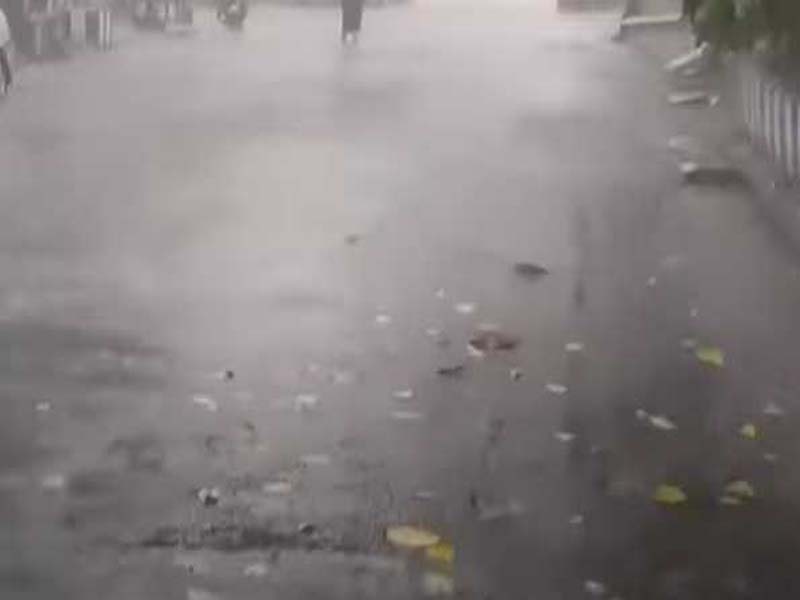 Kolkata experiences intense rain as the cyclone forms over the Bay