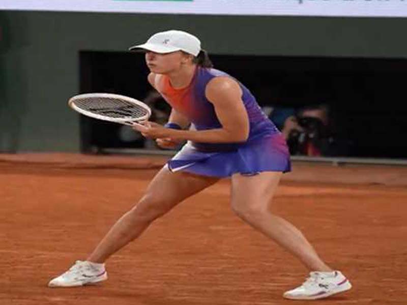 To get to the third round of the French Open, Swiatek defeats Osaka.
