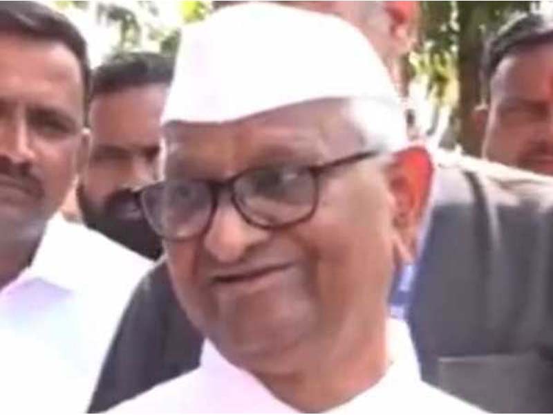 Voter Anna attacks Kejriwal and exhorts them to make the correct decision.