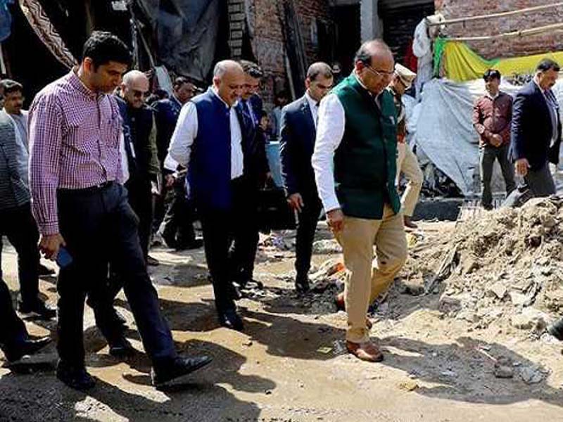 During the heat wave in Delhi, LG orders paid time off for construction workers.
