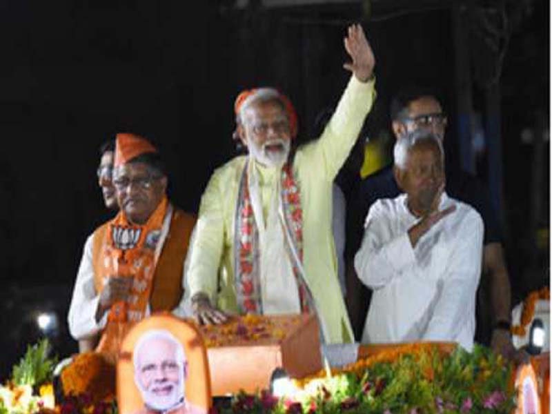PM Modi gets a resounding reception during his roadshow in Patna.