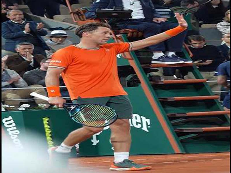 Casper Ruud progresses to the French Open’s second round.