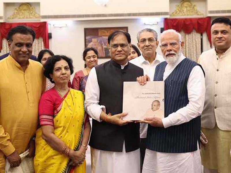 PM Modi visits Hyderabad’s Raj Bhavan with PV’s family.