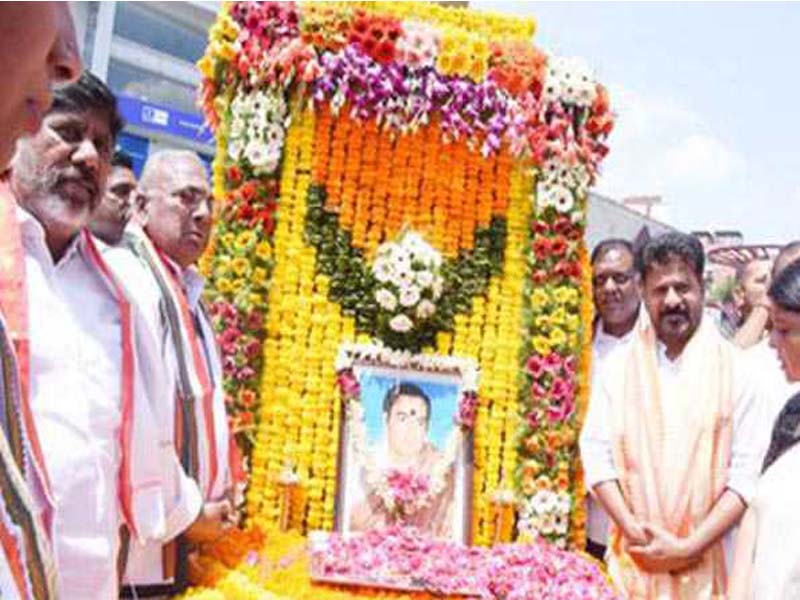 CM of Telangana honors Rajiv Gandhi on the anniversary of his passing