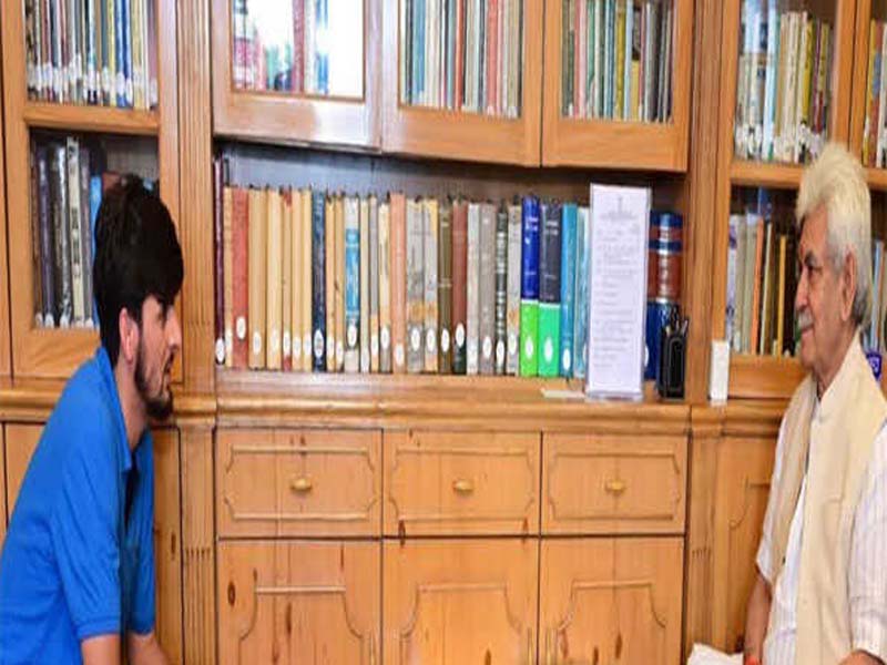 JK Lieutenant Governor meets Amir, the international paratrooper