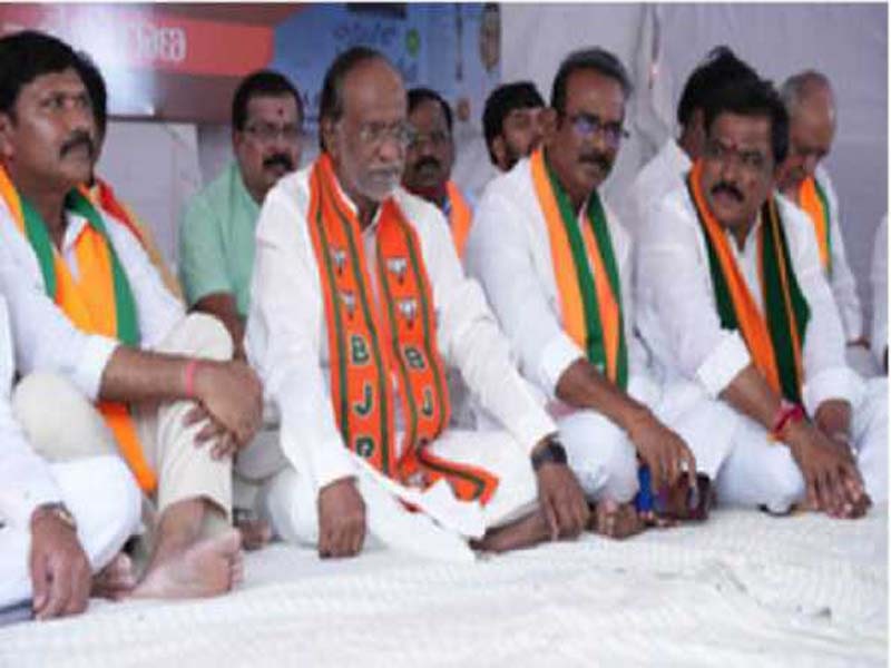Telangana BJP stages a dharna in order to demand a thorough investigation into the phone tapping case.