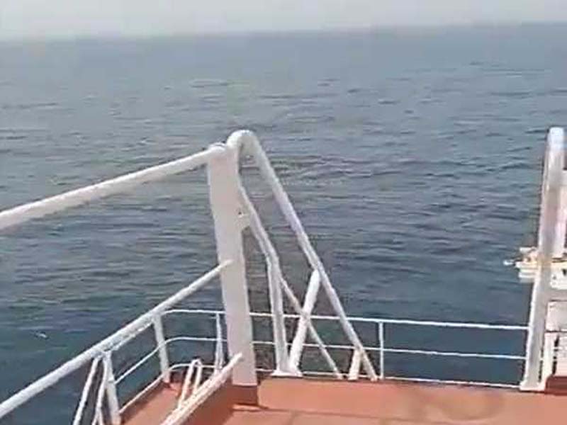 After the Houthi raid in Yemen, a merchant vessel sinks in the Red Sea.