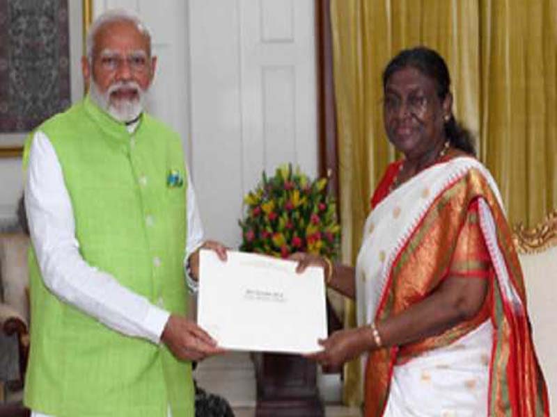 Meeting with President Murmu, PM Modi tenders his resignation.