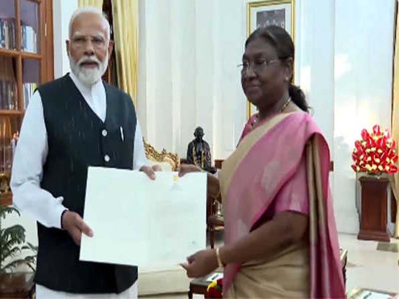 Meeting with President Murmu, PM Modi asserts his right to form a government