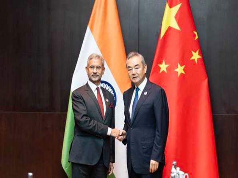 EAM meets with the Chinese FM, emphasizing the need to fully uphold the LAC and previous agreements.