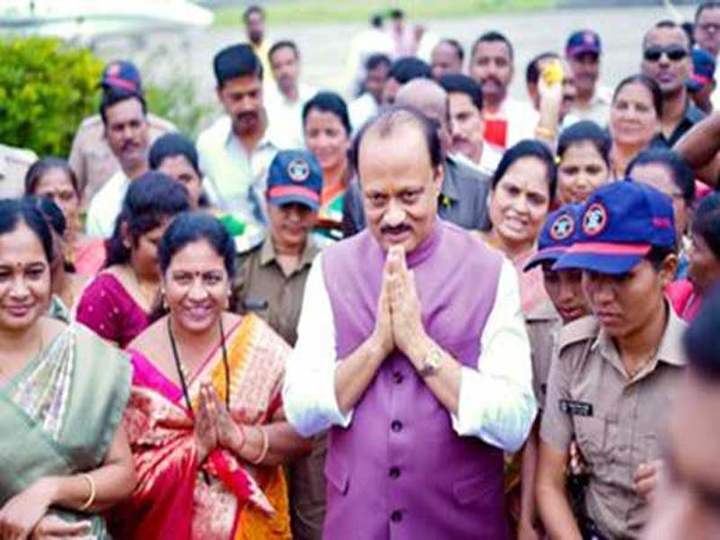 Women activists from the NCP-AP applaud Munde for the Majhi Ladki Bahin initiative.