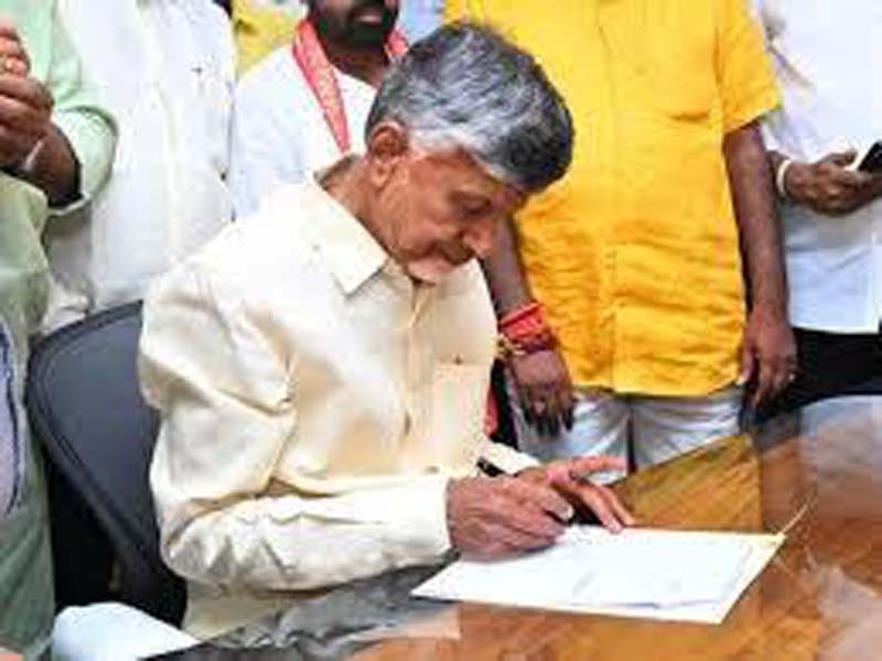 Road repair projects must to be undertaken with a war-like mindset: AP CM