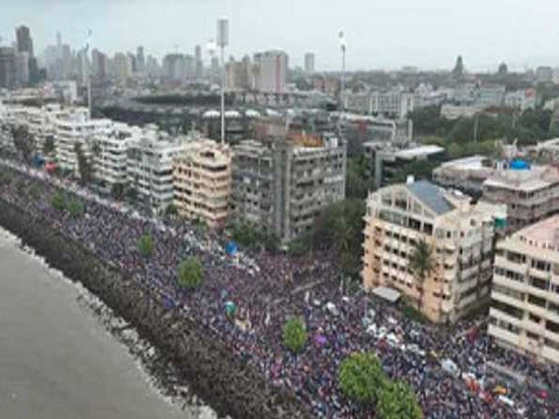 Mumbaikars give Team India a hearty welcome.