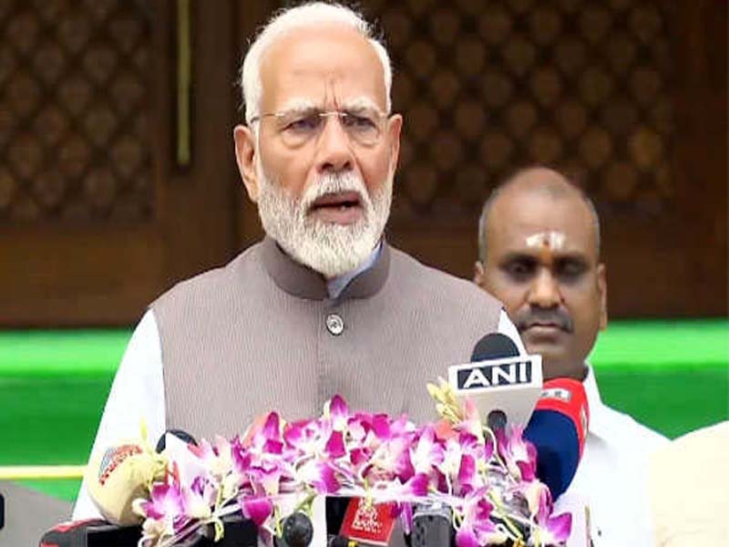 The PM asks MPs, “Let’s work together for the country.”