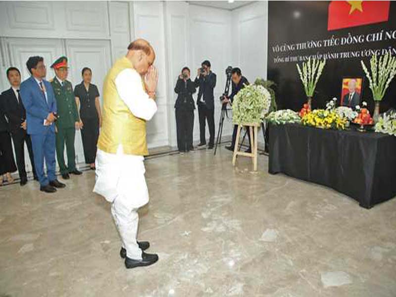 The Defense Minister pays respects at the Vietnamese Embassy to Nguyen Phu Trong’s memory.
