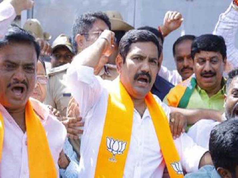 Leaders of the BJP demonstrate against the CM Siddaramaiah-related MUDA scam.