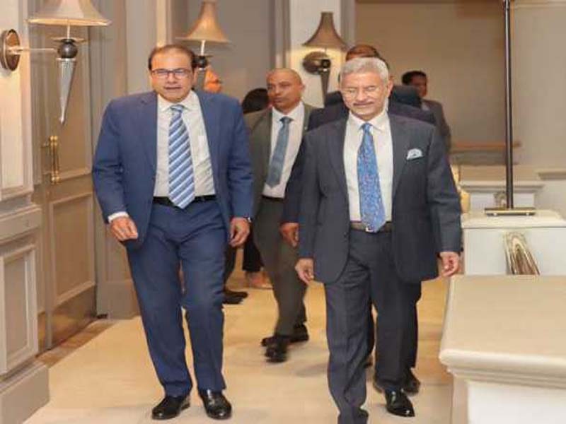 EAM visits a project with Indian assistance and speaks with the DPM of Mauritius.