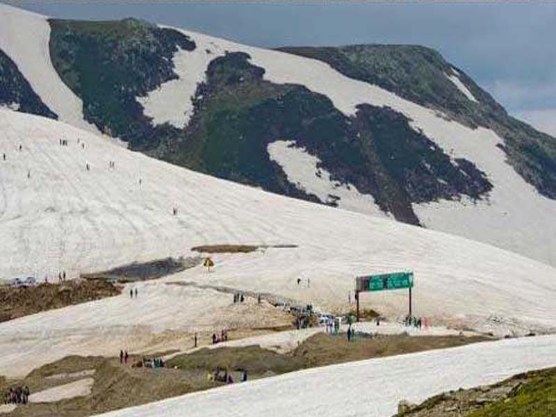 In J&K’s Kishtwar, the snow-covered Sinthan Top is luring travelers.