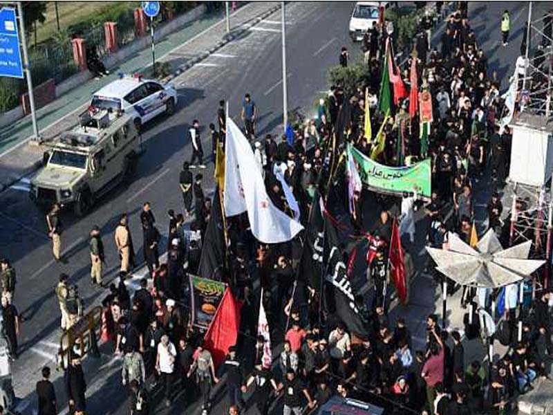 In Srinagar, thousands of Shia Muslims participate in the eighth day of the Muharram parade.