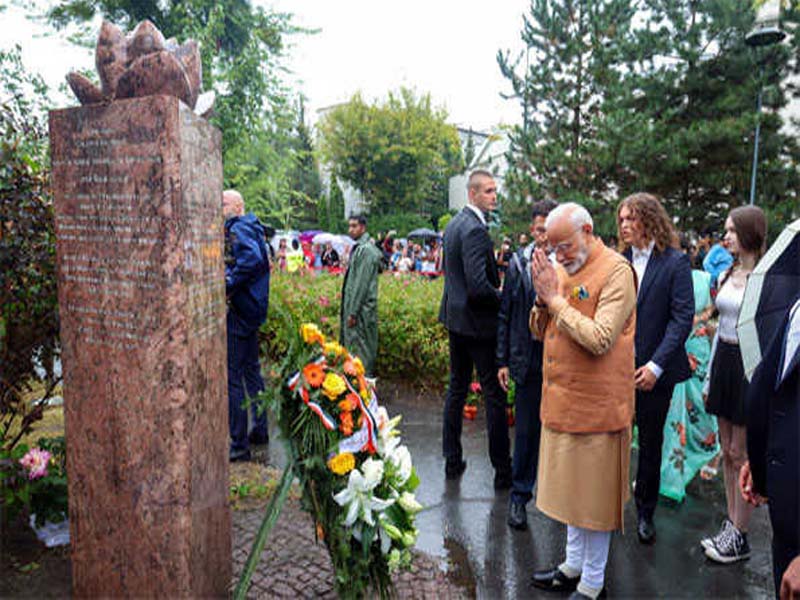 At the Warsaw memorial for Indian soldiers in World War II, PM Modi pays his respects.