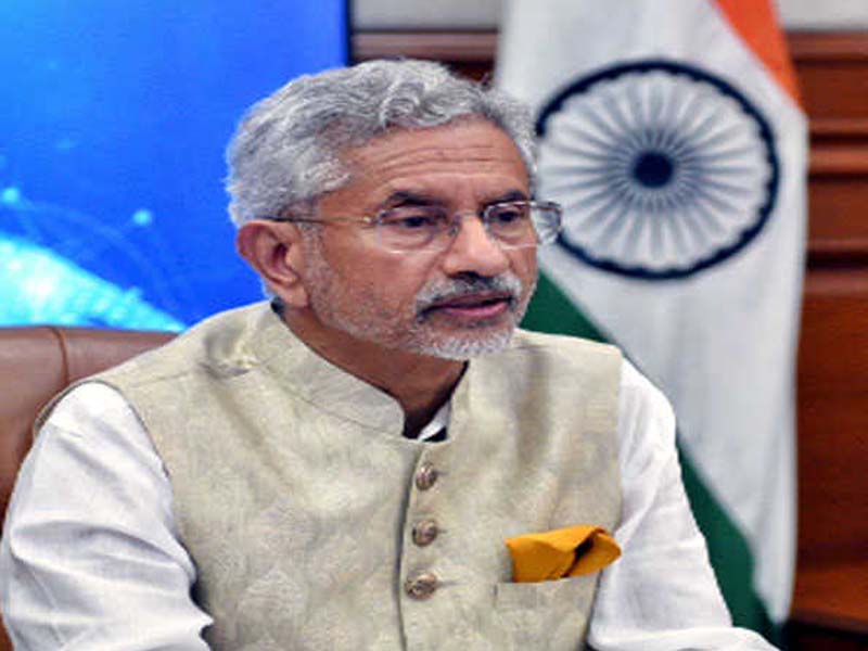 The Iranian Foreign Minister Seyed Abbas Aragchi gets congratulated by EAM.