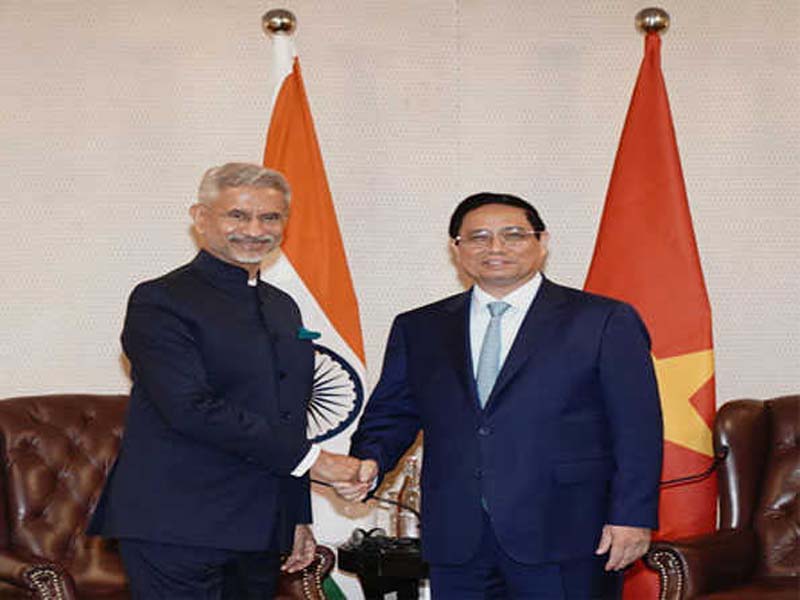 EAM phones PM Chinh, the visiting Vietnamese leader