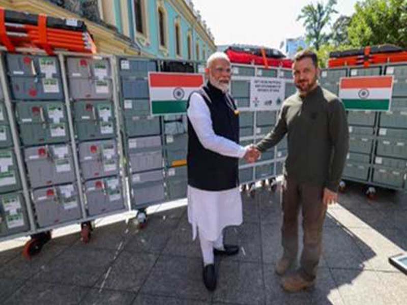 Four BHISHM medicinal cubes are given by PM Modi to the president of Ukraine for emergency medical care.