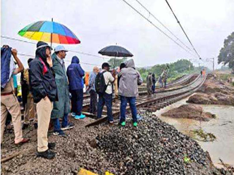 Intakanne-Kesamudram track restoration work is inspected by SCR GM.