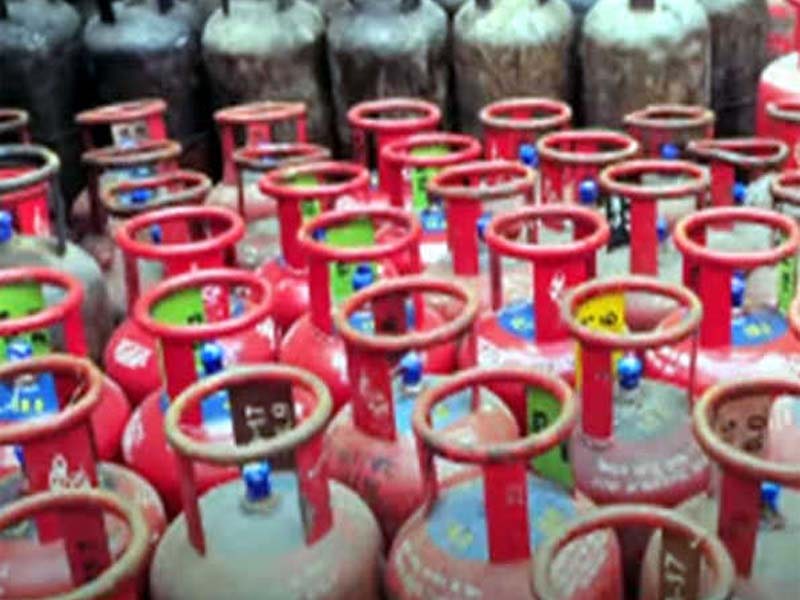 Oil firms raise the price of commercial LPG cylinders by Rs 39.