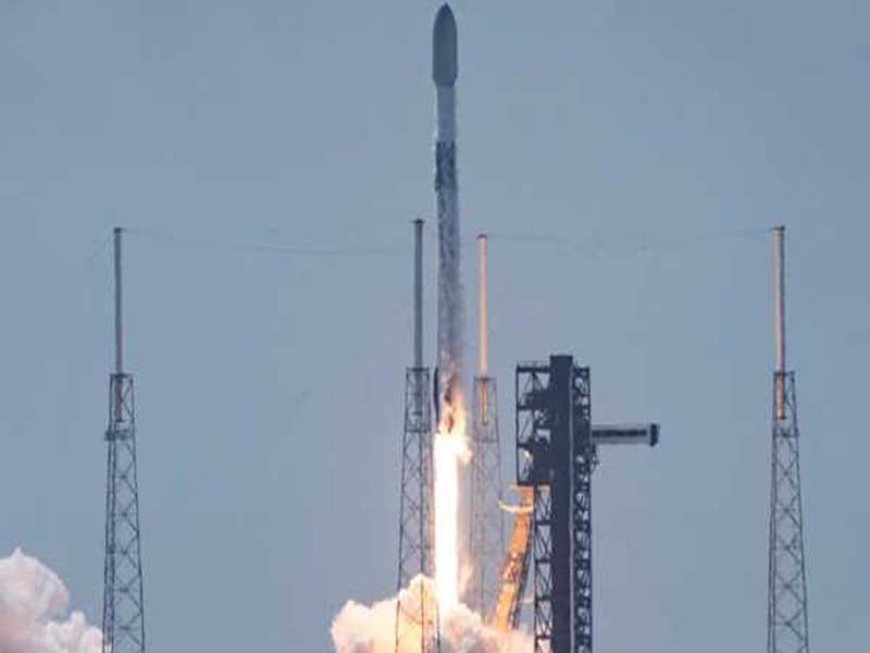 23 Starlink internet satellites are launched into orbit by SpaceX.