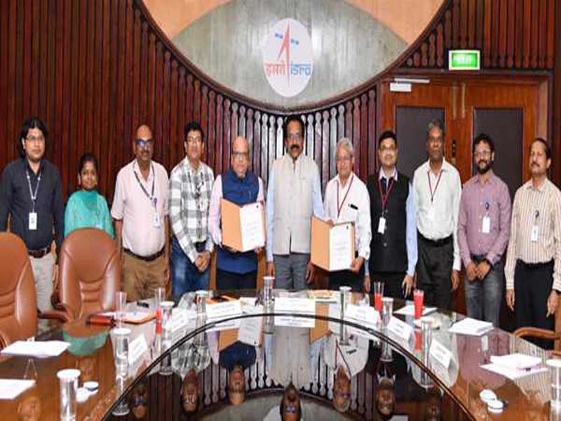 A deal for scientific cooperation and space research is signed by ISRO and IIG.