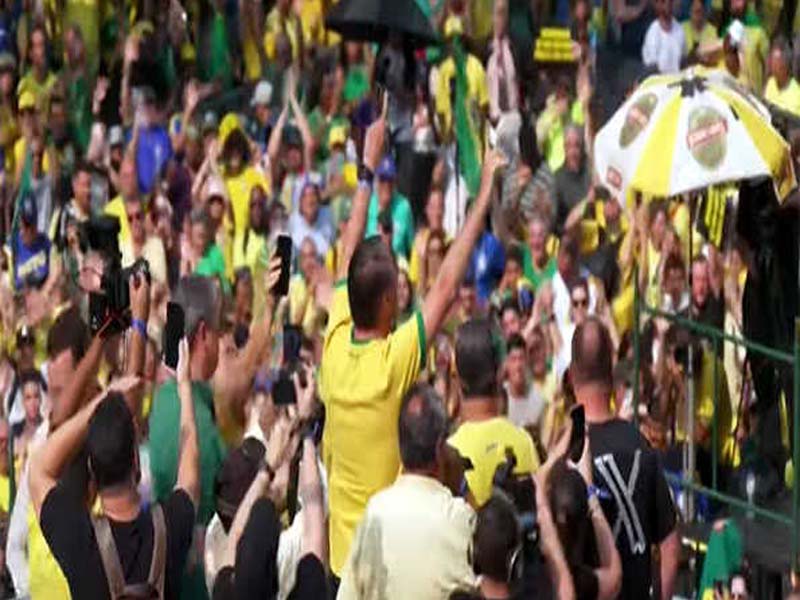 Thousands of Brazilians demonstrate against X being blocked.