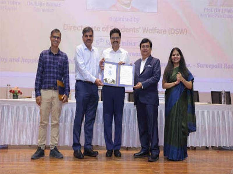 Yogesh Singh is honored by GGSIPU with a Shikshak Padak.