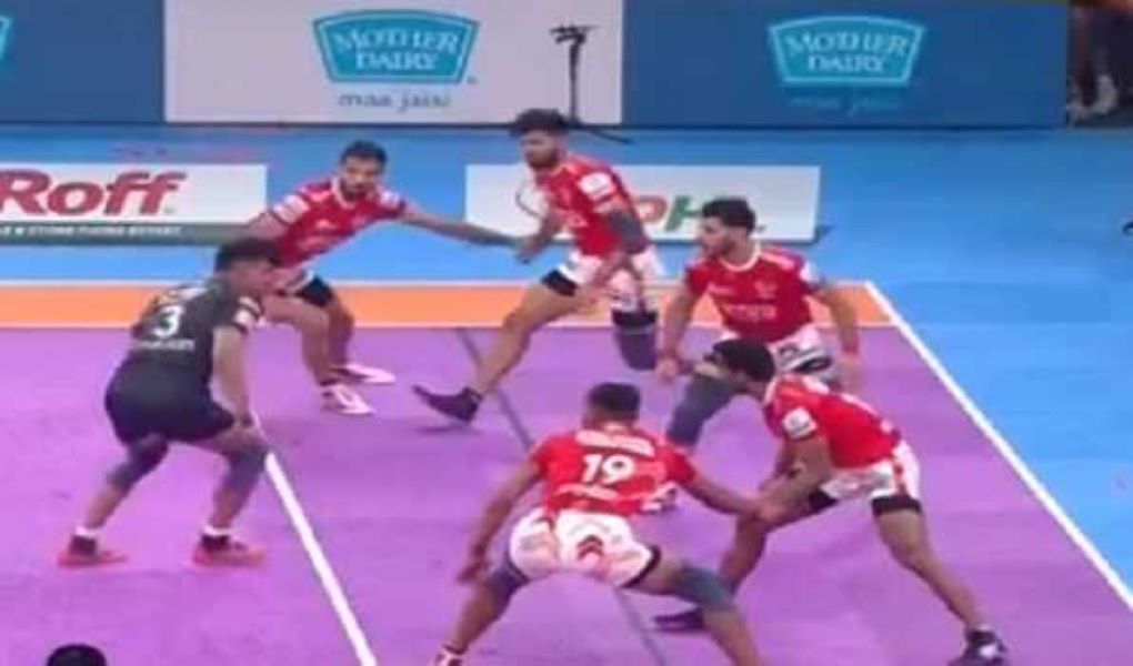 In the PKL, U Mumba defeats Gujarat Giants 33-27.