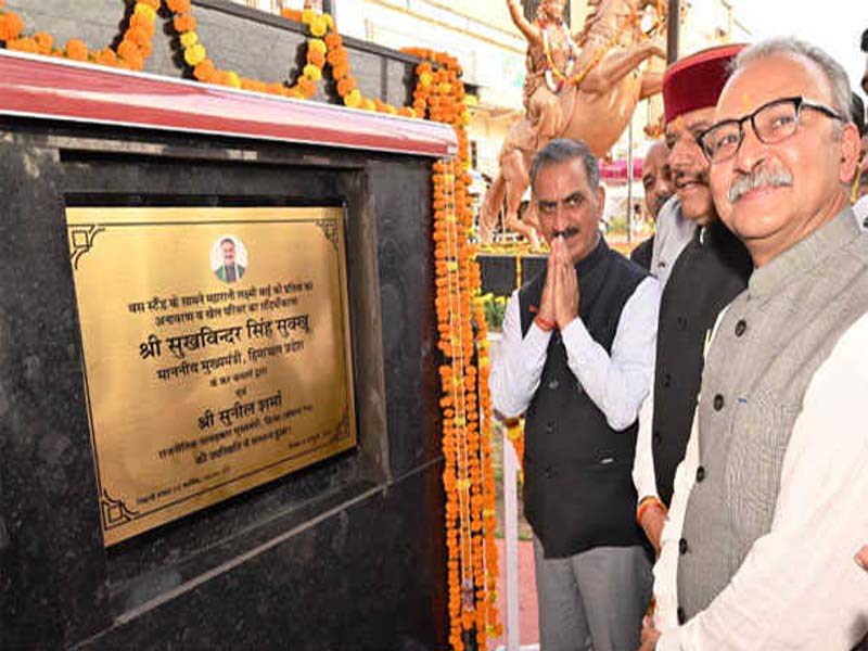 CM Unveils Rani Jhansi Laxmi Bai Statue at Hamirpur Bus Stand