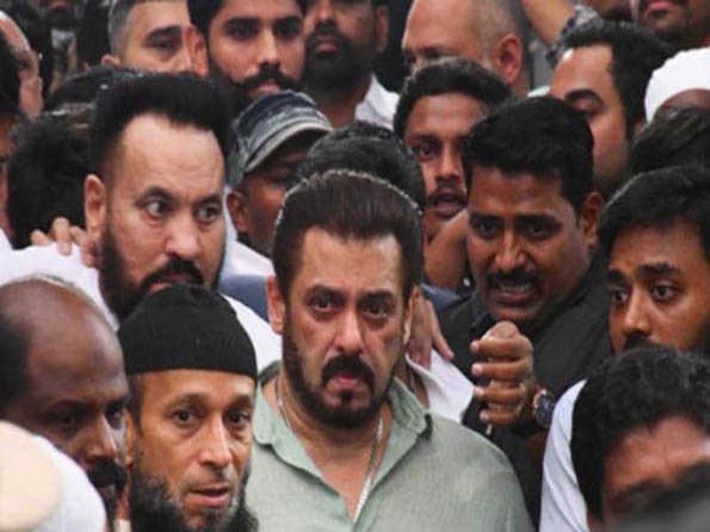 Salman Khan Attends Baba Siddique’s Funeral in Mumbai