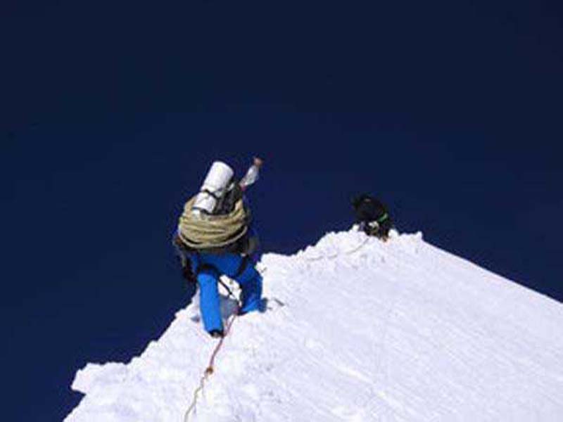 On Mount Dhaulagiri, five Russian climbers died