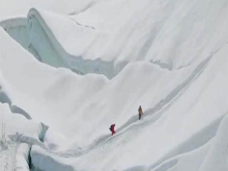 37 peaks in Nepal can be climbed by 870 climbers.