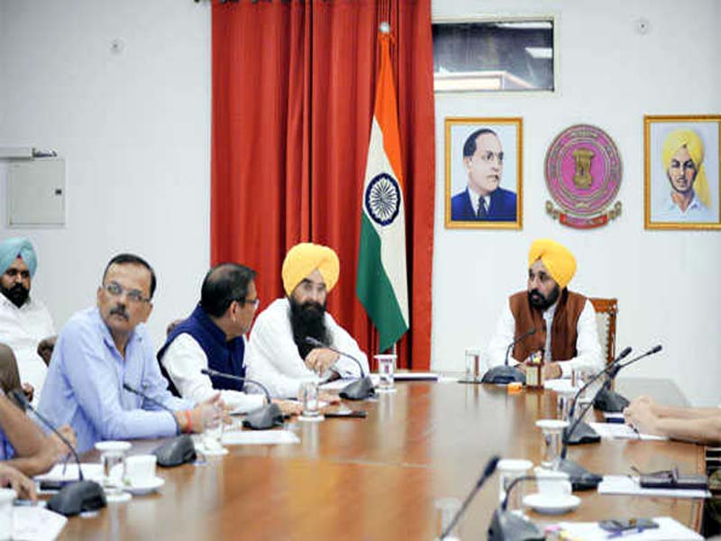 A meeting to review paddy straw management is chaired by the recovering CM.