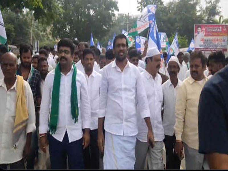 AP: YSRCP organizes ‘dharna’ on farmers’ issues