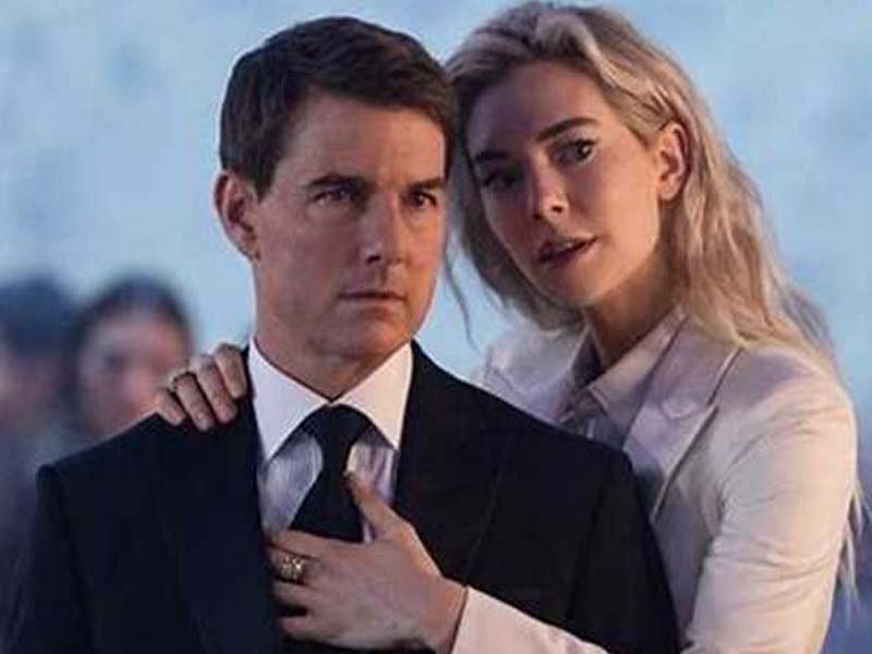 Tom Cruise receives the US Navy’s highest civilian award.
