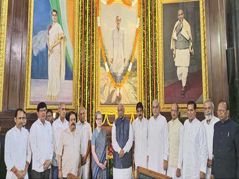 On the 80th anniversary of his birth, the Cong honors former Prime Minister Rajiv Gandhi.