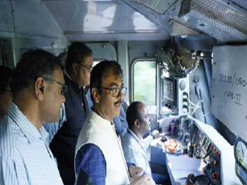 Tungabhadra Express’s Kavach 3.2 System is inspected by SCR GM.